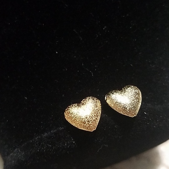 none Jewelry - NWOT Gold tone heart earrings